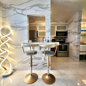 Luxurious waterfront apartment with free parking 5min drive to Miami Brach